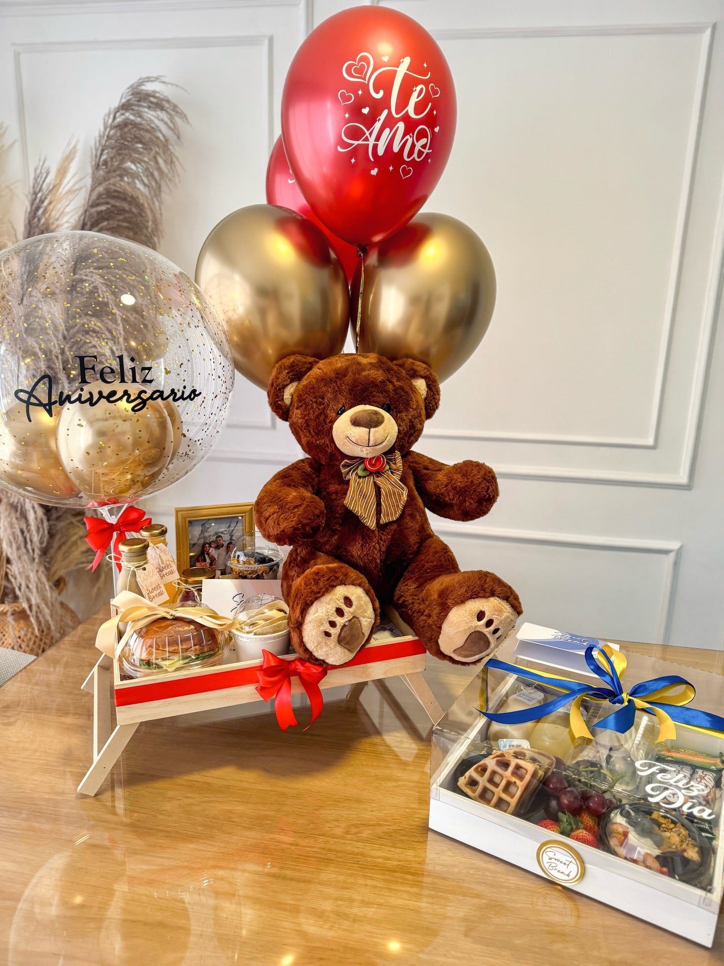 Desayuno de aniversario con flores