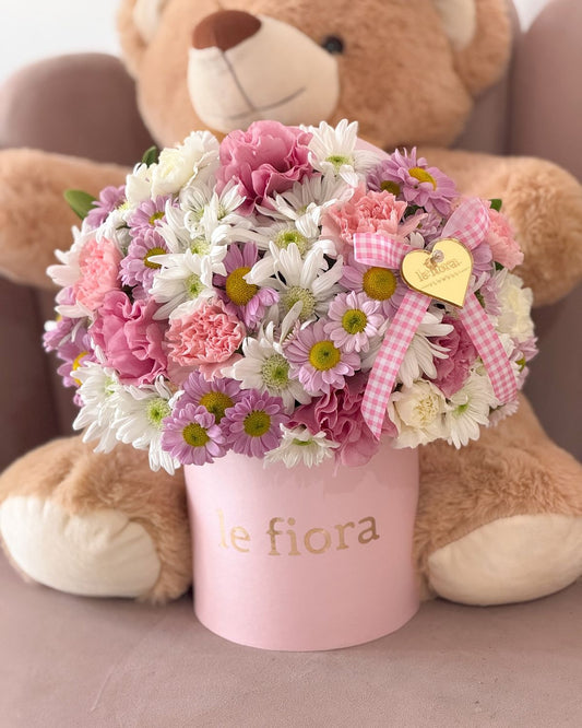 Arreglo floral con peluche de cumpleaños