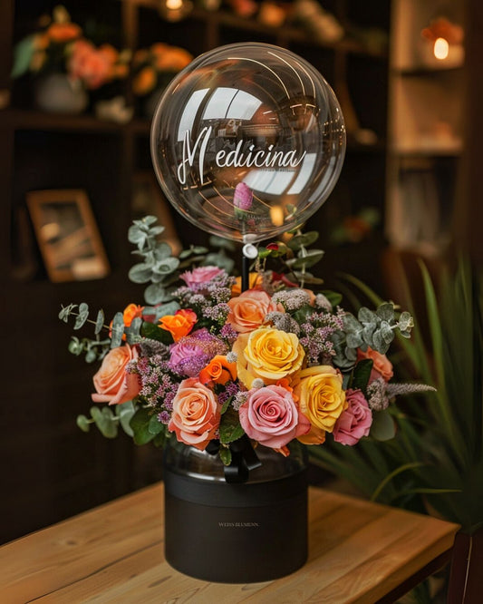 Arreglo floral con globos de cumpleaños